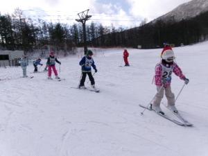 八の字で滑る子どもたちの様子