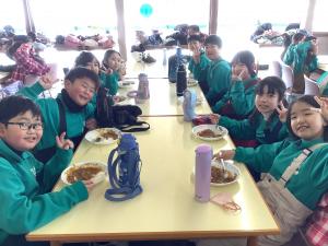 カレーライスを食べる子どもたち