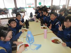 カレーライスをおいしそうに食べる子どもたちの様子