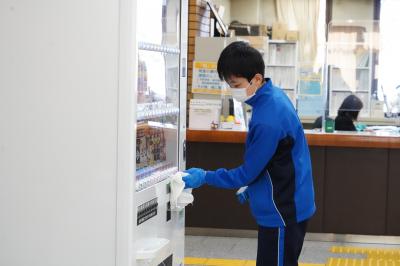 市役所市民ホールを清掃する生徒