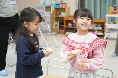 まゆみちゃんパンを受け取った園児たち