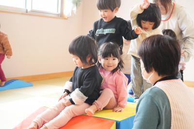 保育所で遊ぶ子どもたちの写真