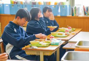 給食を食べる中学生の写真