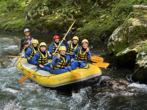 富良野でラフティング体験をする小学生の写真