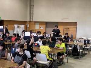 富良野市の小学生と交流している写真