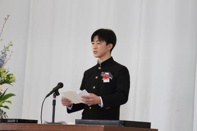 答辞を述べる石川さん