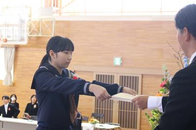 卒業証書を受け取る卒業生