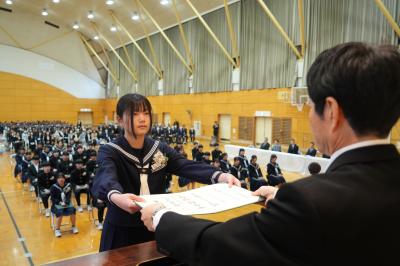 卒業証書を受け取る卒業生