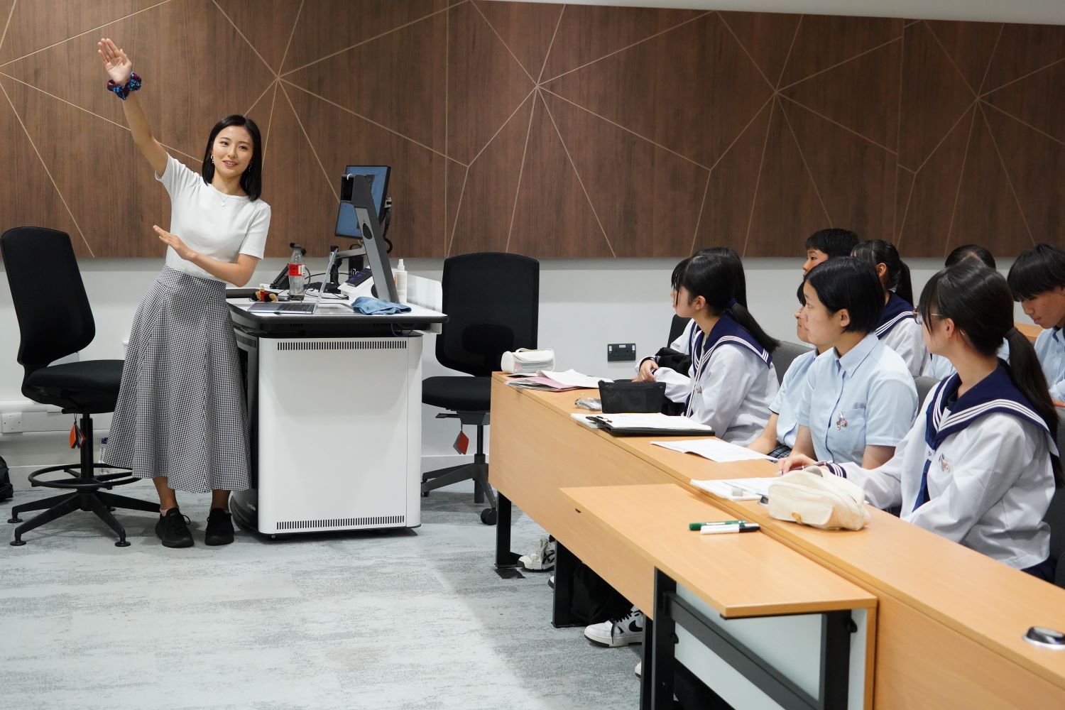 日本人留学生から体験談を聞く中学生