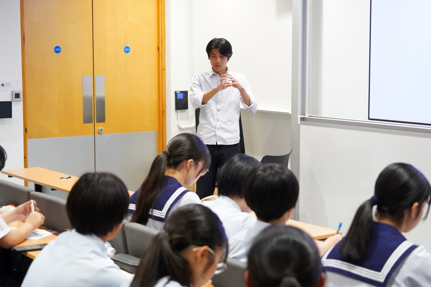 日本人留学生から体験談を聞く中学生