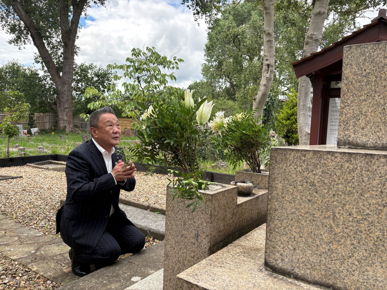 満山名誉会長の墓前で手を合わせる高松市長