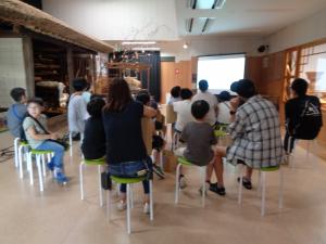 収蔵館で天王壇古墳について学ぶ様子
