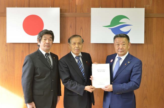高松市長へ意見書を手渡す本宮市農業委員会の渡辺会長