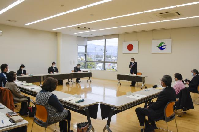 委員の皆さんにあいさつする高松市長