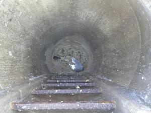 油で詰まったマンホール