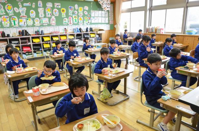 英国料理を楽しむ児童たち