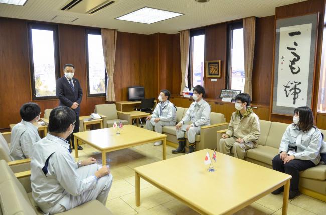 福島県職員の皆さんにあいさつする高松市長