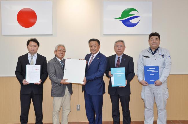 鍵の引き渡しを受けた高松市長と工事関係者の皆さんの集合写真