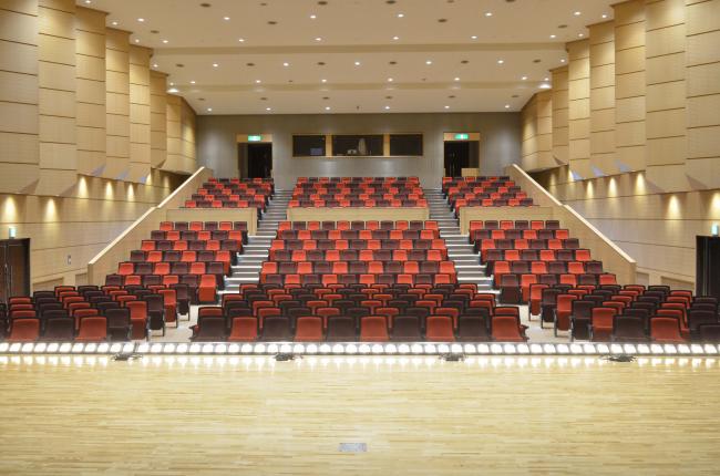 従来より座面を広くし固定式観覧席となったサンライズもとみや