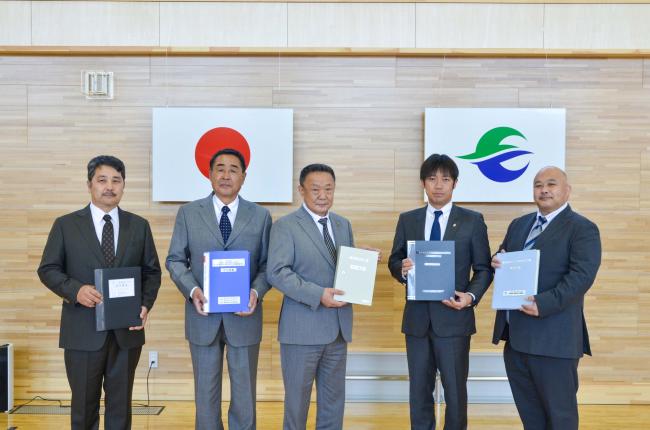 鍵の引き渡しを受けた高松市長と工事を担当した事業者の皆さん