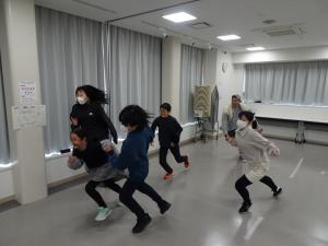 「子」が「オ二」から走って逃げている