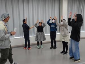 命令を出す1人と手をあげている5人